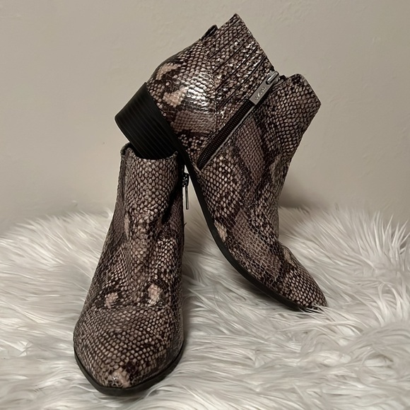 Unisa Women’s Snake Print Ankle Boots Size  8 1/2 - Picture 1 of 16